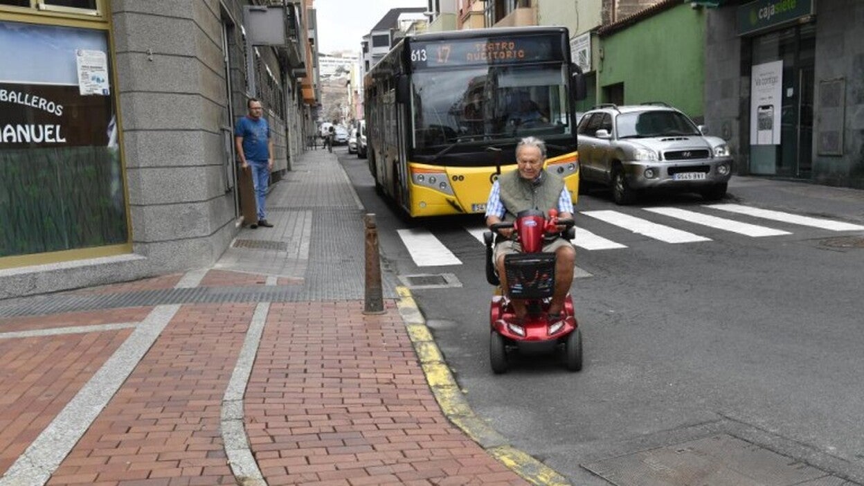 Camilo solo quiere cruzar la calle