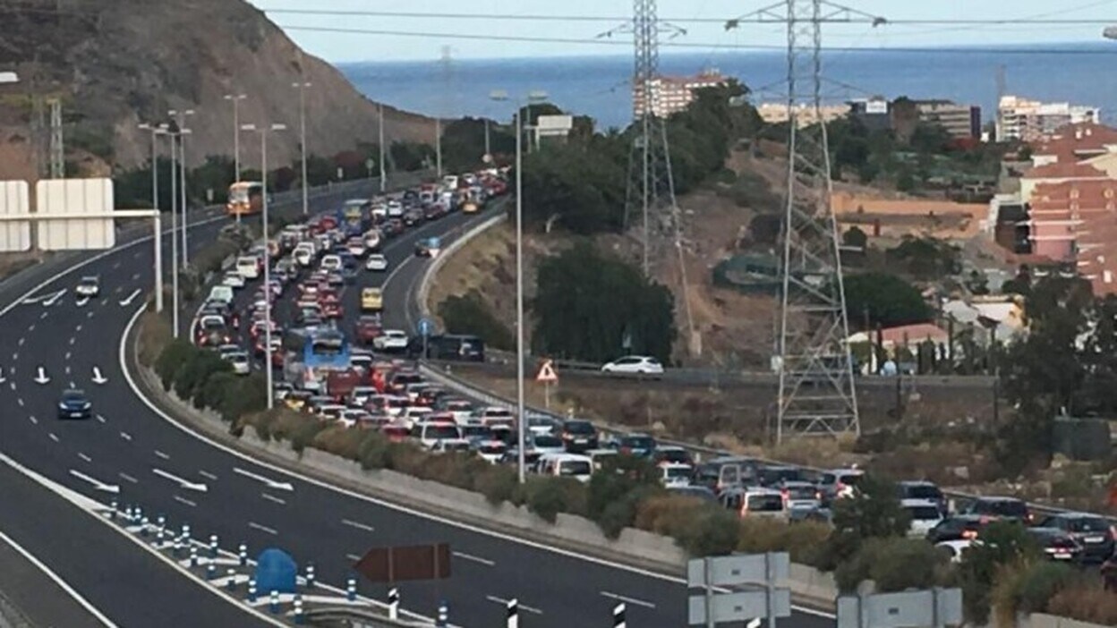 Acusada de tres delitos tras el vuelco de su coche en la GC-1