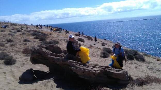 El activismo de 140 estudiantes libra de residuos la costa de Telde