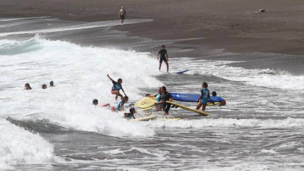 El Día Mundial del Surf invade el entorno de La Cícer