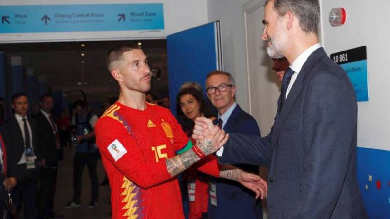 El rey visitó el vestuario para animar a la selección tras su eliminación