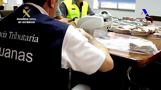 Se baja del ferry con 528.000 euros ocultos en el doble fondo de su coche