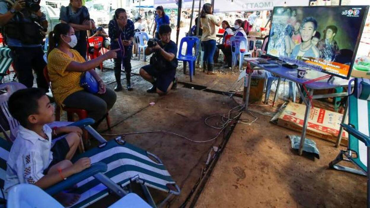 Los tailandeses atrapados en la cueva aprenden a bucear de cara a su rescate