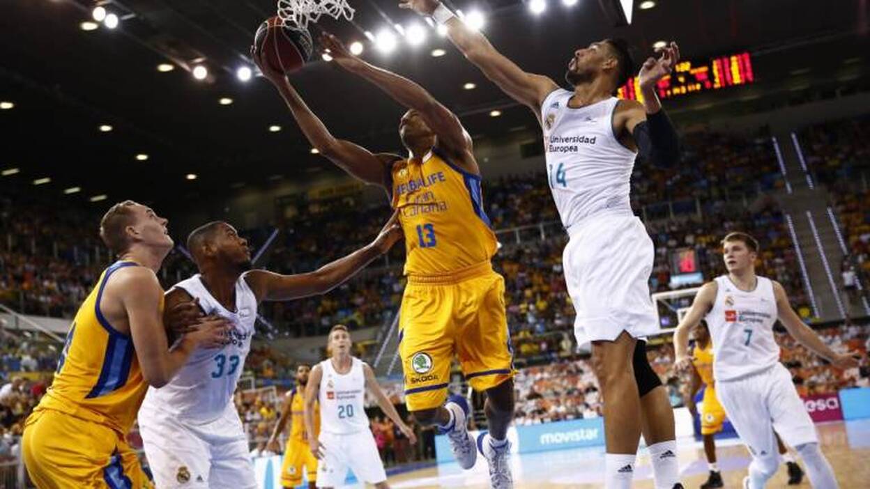 Oliver renueva y Báez firmará por una temporada con opción a otra