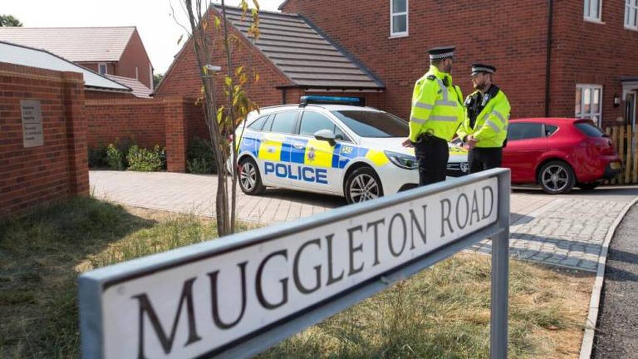 Los dos británicos en estado crítico se intoxicaron tras manipular un objeto