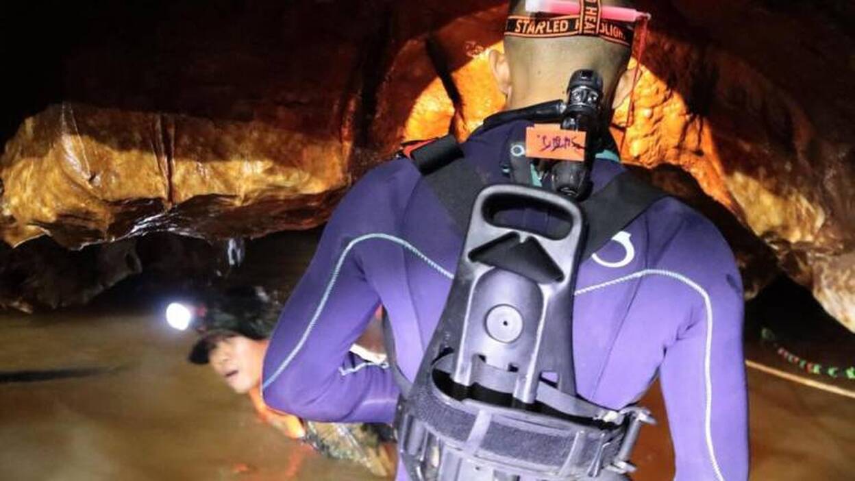 Los padres de los niños atrapados piden al entrenador  «que no se culpe»