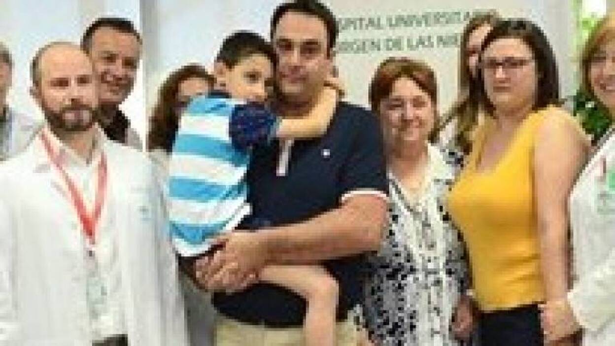 Implantan un desfibrilador sin cables a un niño de 5 años con un tumor cardíaco