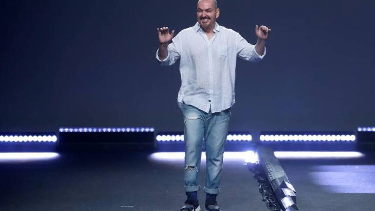 Juan Duyos, costura a fuego lento en la Mercedes-Benz Fashion Week