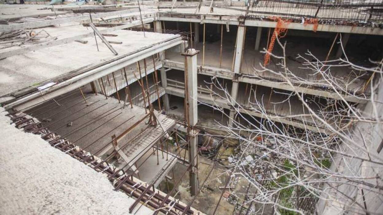 El tiempo, los vándalos y la normativa encarecen un 35% el parquin de Arnao