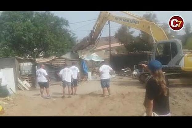 Derribo de las chabolas de la playa de Tauro