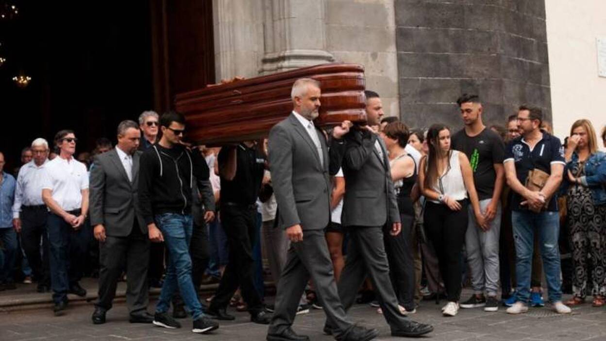 Multitudinario adiós a las víctimas de La Orotava
