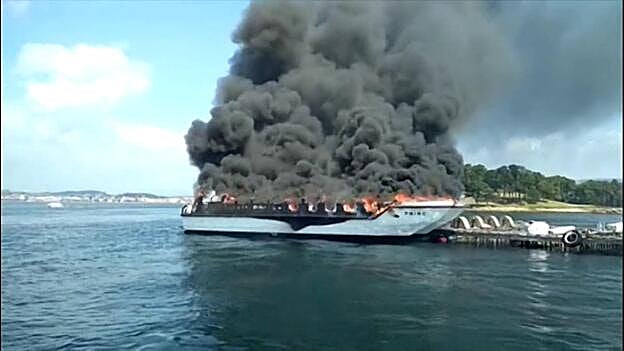 46 rescatados de un catamarán incendiado