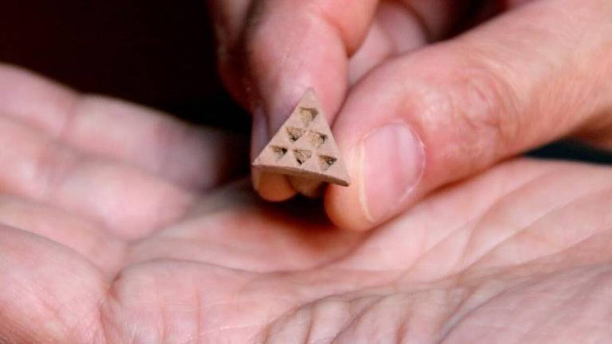 Encuentran una pintadera en la Cueva Pintada