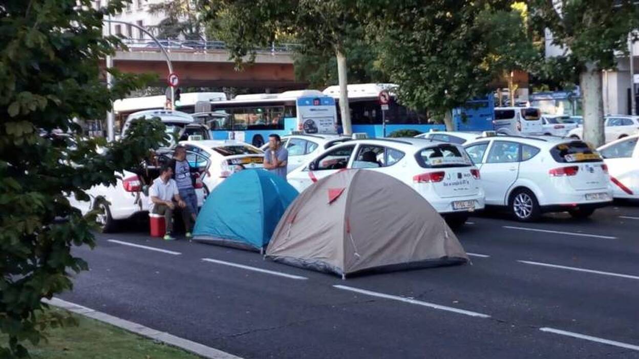 Los taxistas se concentran frente a Fomento y esperan un mensaje de «coherencia»