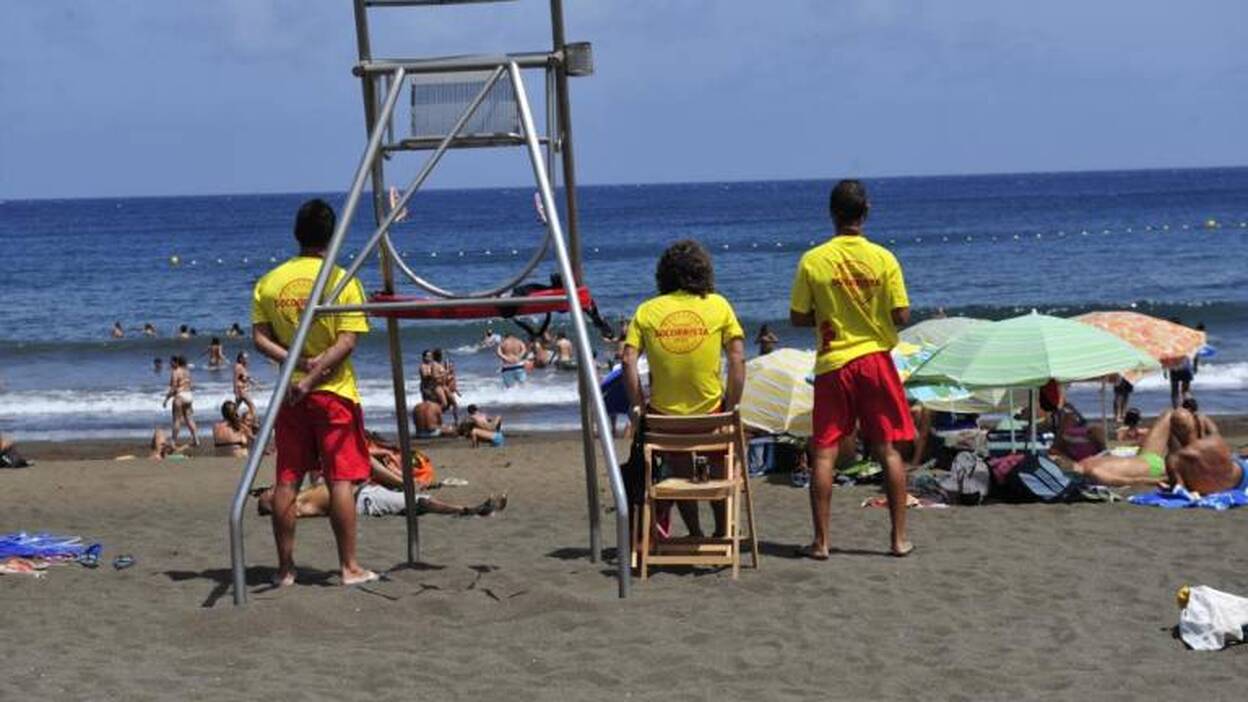 Las playas de Canarias tendrán 500 socorristas más en 4 años
