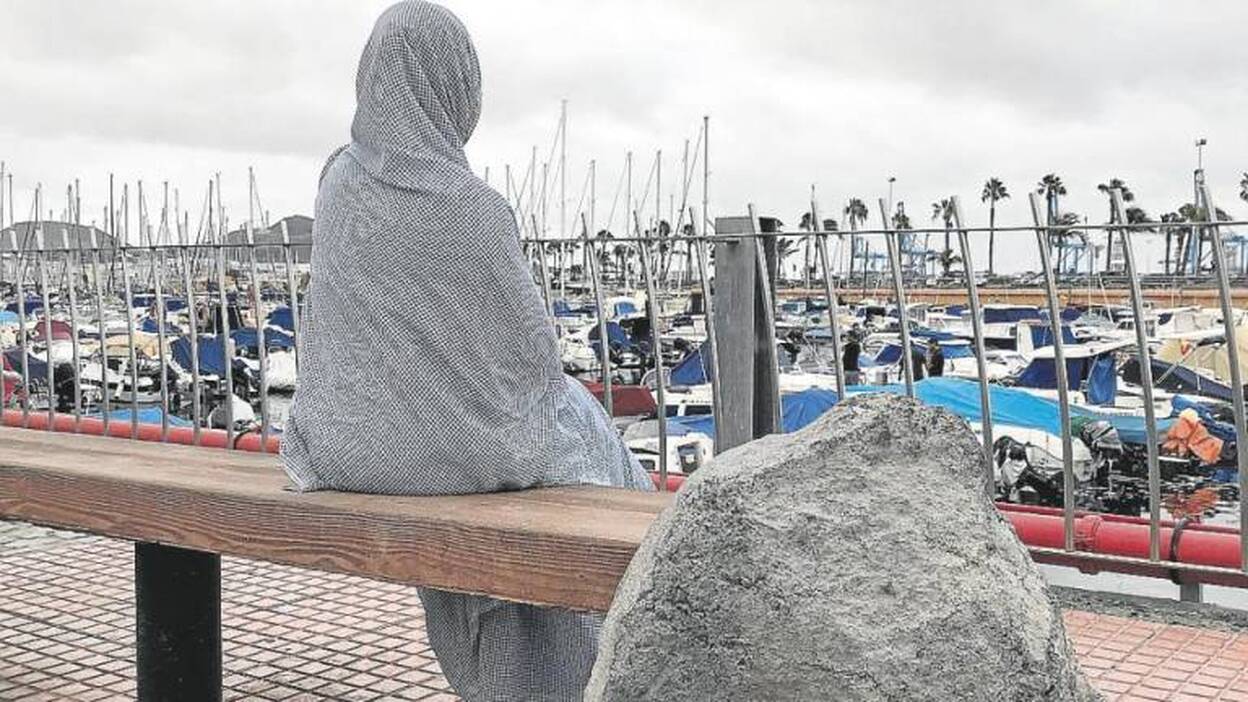 Le arrebatan a su marido y la dejan en situación de total desamparo