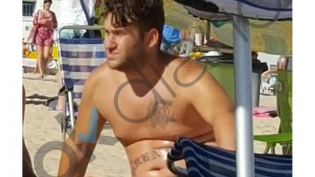 El Prenda, de La Manada, tomando el sol en Rota