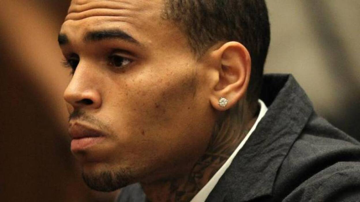 Chris Brown, ex de Rihanna, se declara no culpable del cargo de agresión