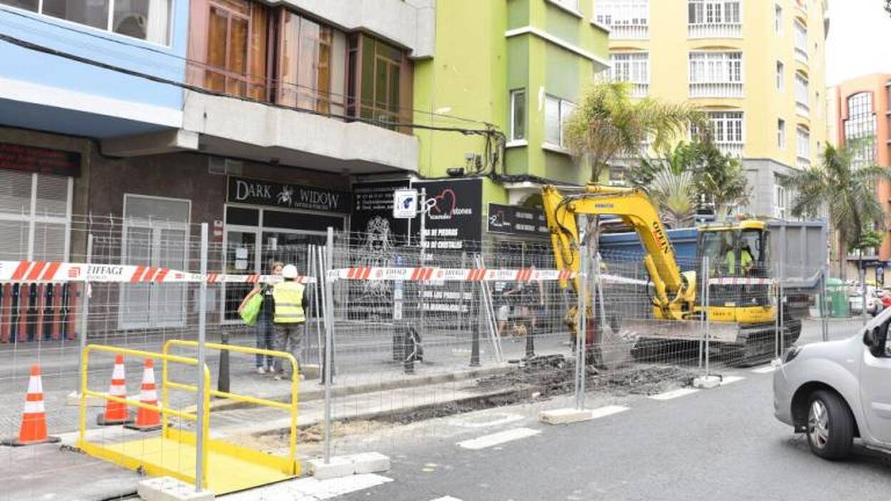 Aparece un cráneo en la obra de Red Eléctrica en la calle Juan Rejón