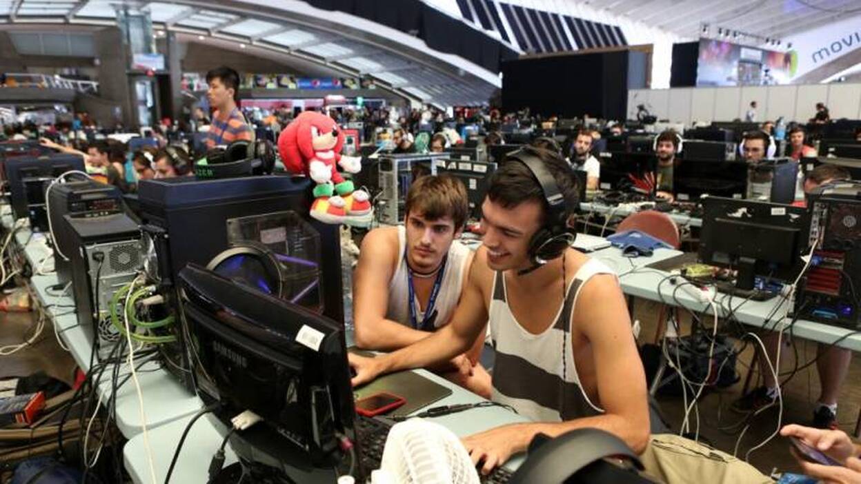 La oposición impulsa impedir por ley los videojuegos en las aulas