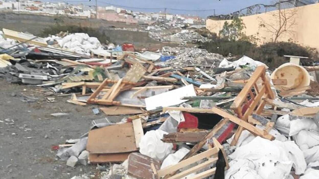 Arroja 25 toneladas de escombros de sus obras a un solar de Las Huesas