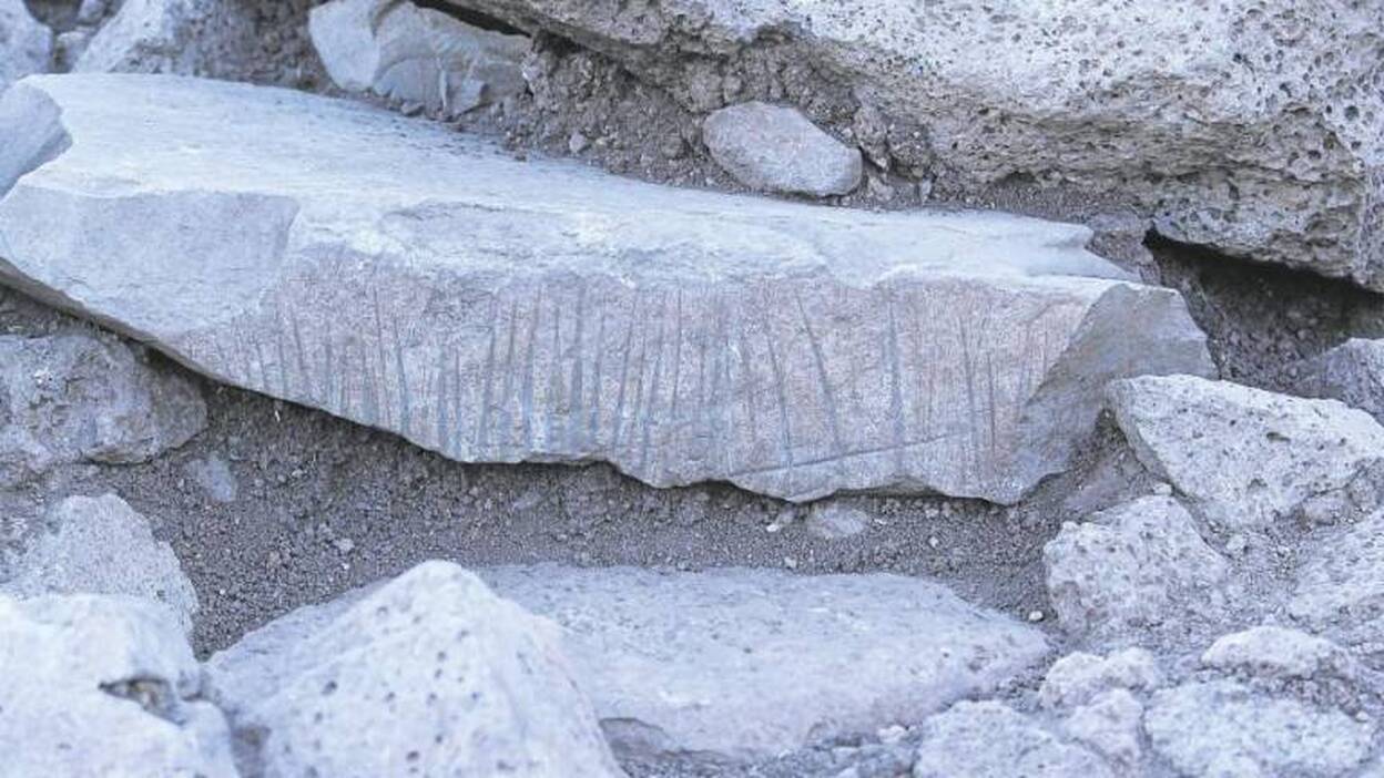 La Fortaleza saca a la superficie, por primera vez, grabados en piedra