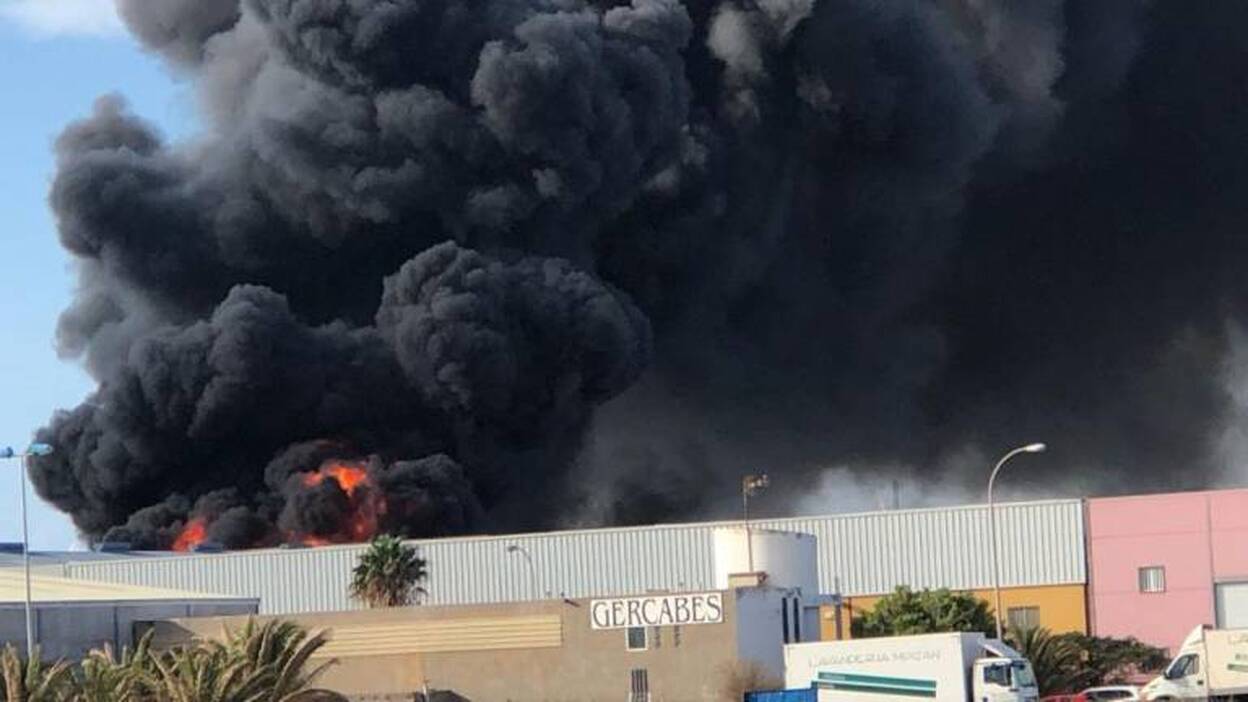 Incendio en una planta de reciclaje de Arinaga