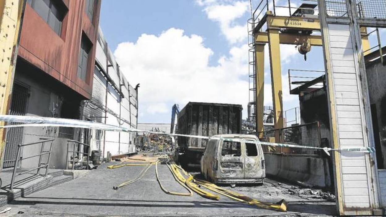 Investigan las causas del incendio de la recuperadora de Arinaga