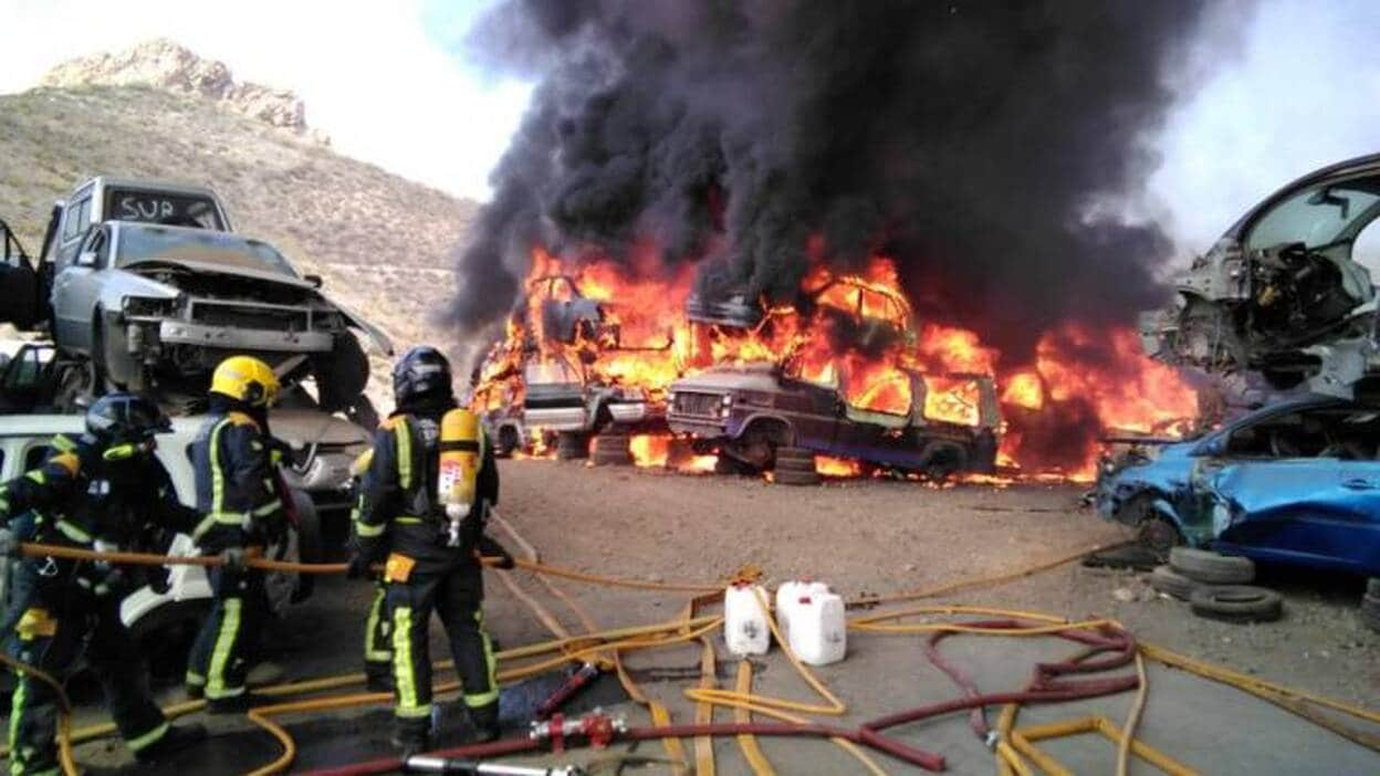 Bomberos intervienen en el incendio de varios coches en Tenerife