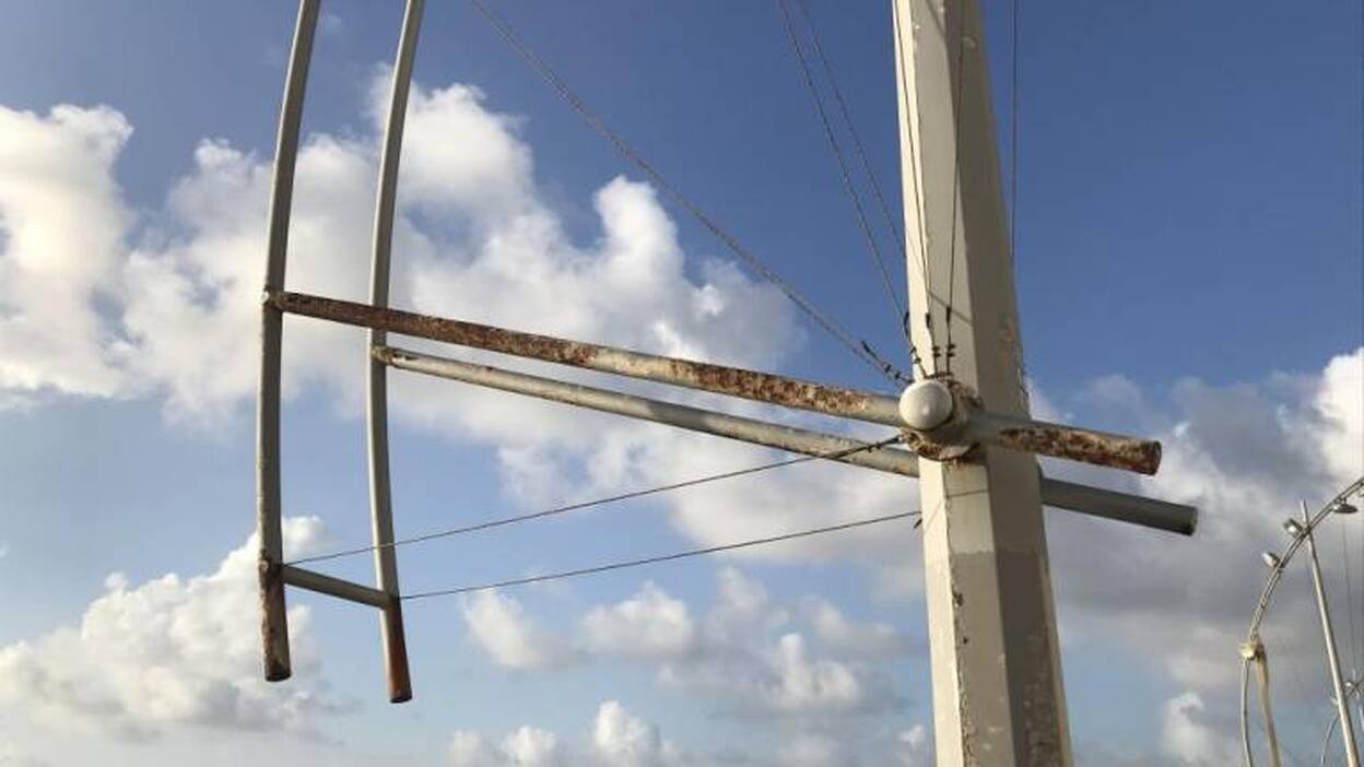 El PP denuncia el «deplorable» estado de las farolas de Las Canteras