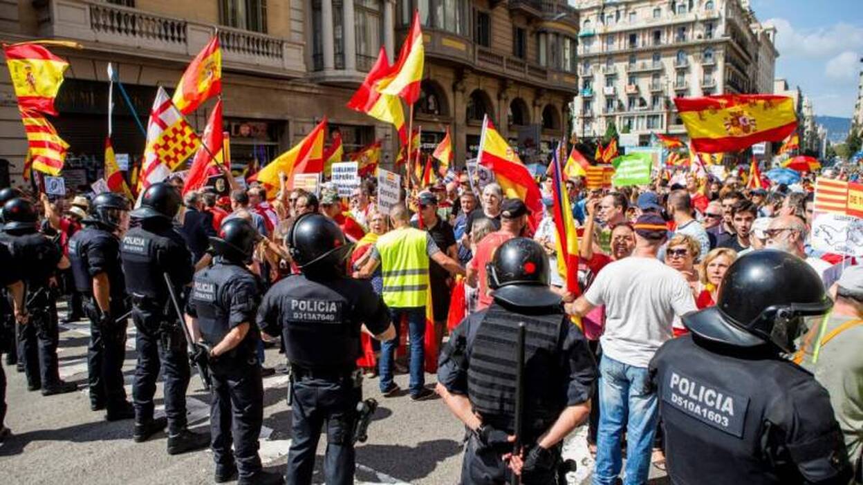 Los CDR impiden un manifestación en defensa del castellano en Barcelona
