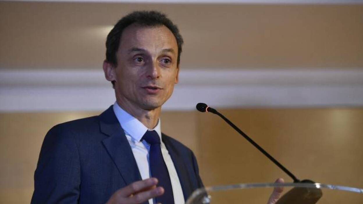 Duque se defiende y asegura que seguirá al frente del Ministerio