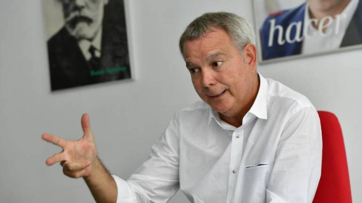 El PSOE ve «mera estrategia» en el acercamiento de Clavijo al PP