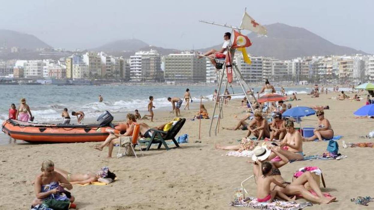 Cruz Roja realiza más de 2.800 intervenciones y 263 rescates en las playas canarias este verano