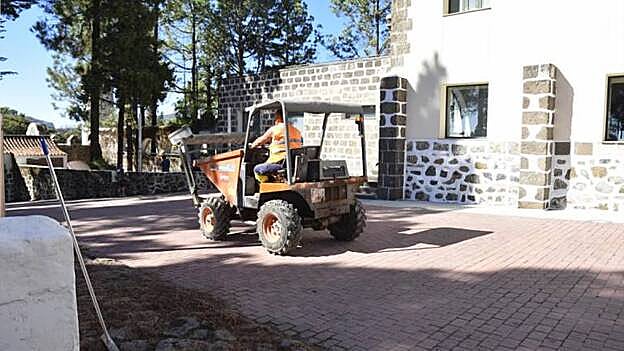 Imagen de los trabajos que se llevaron a cabo en el parador tras el grave incendio de 2017. / Esteban Campillo.