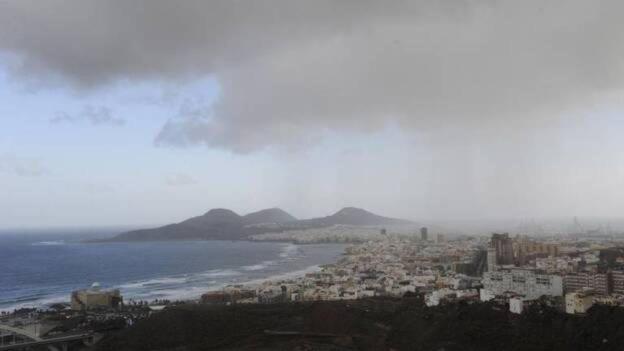 El huracán Leslie rozará Canarias