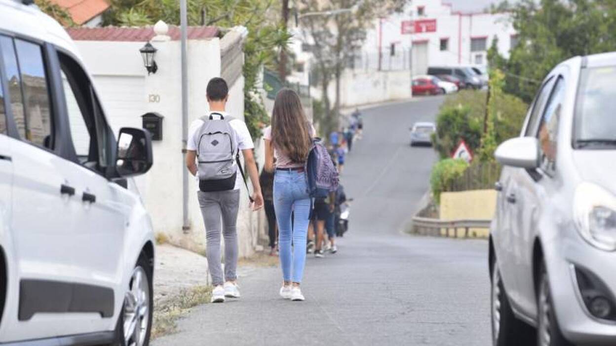 Obligados a ir por la carretera para ir al instituto