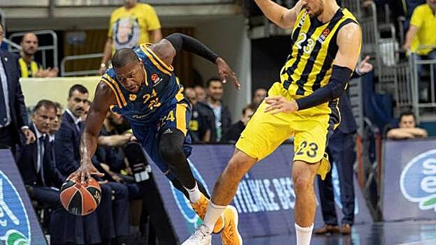 El alero serbio del Fenerbahce, Marko Guduric (d) disputa el balón con el alero estadounidense del Herbalife Gran Canaria, DJ Strawberry (i).