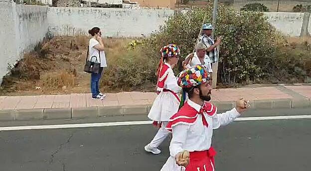 Un grupo de bailarines de El Hierro sorprende en las fiestas del Pilar