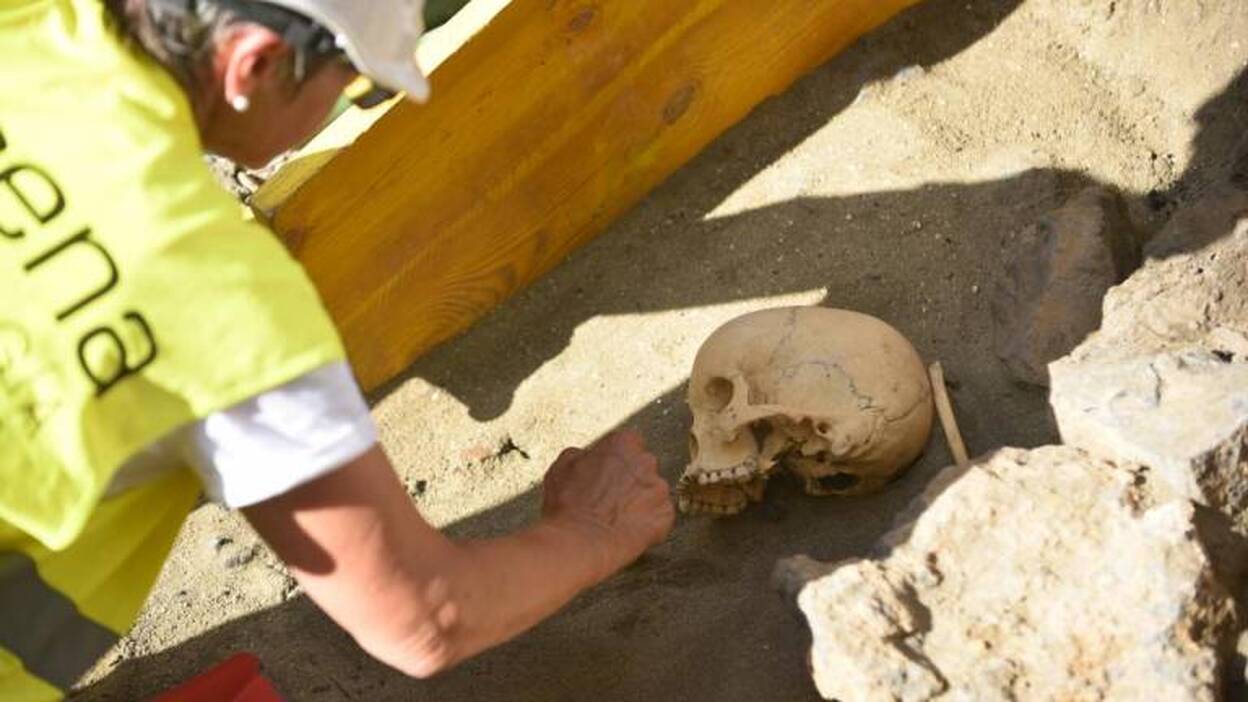 La datación no aclara el origen de los restos en la calle Juan Rejón