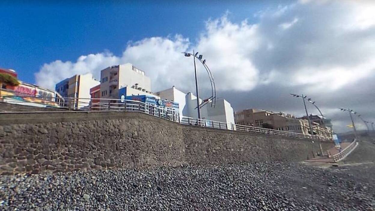 Herida una niña tras caer desde 5 metros en Las Canteras