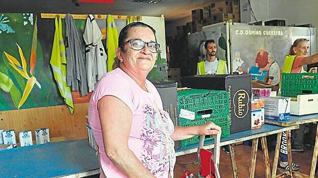 Ana Rosa Medina, con su carrito para transportar la ayuda.