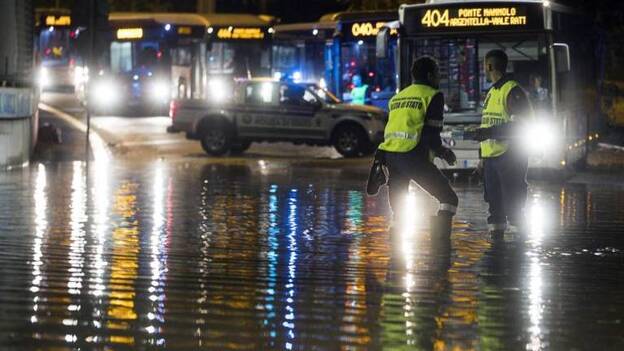 Vehículos quedan atrapados en una calle inundada por las fuerte lluvia y el granizo caído en Roma, Italia, la noche de ayer, 21 de octubre de 2018. / Efe.