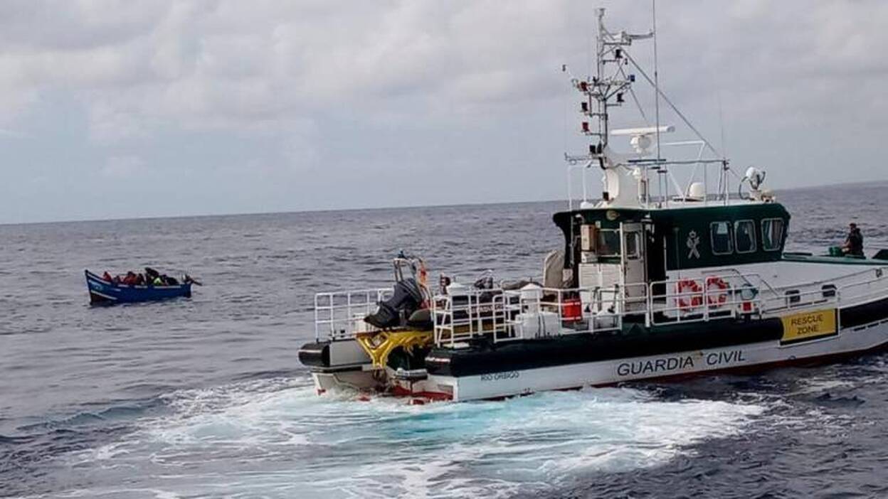 Una patera con 24 inmigrantes rumbo a Lanzarote