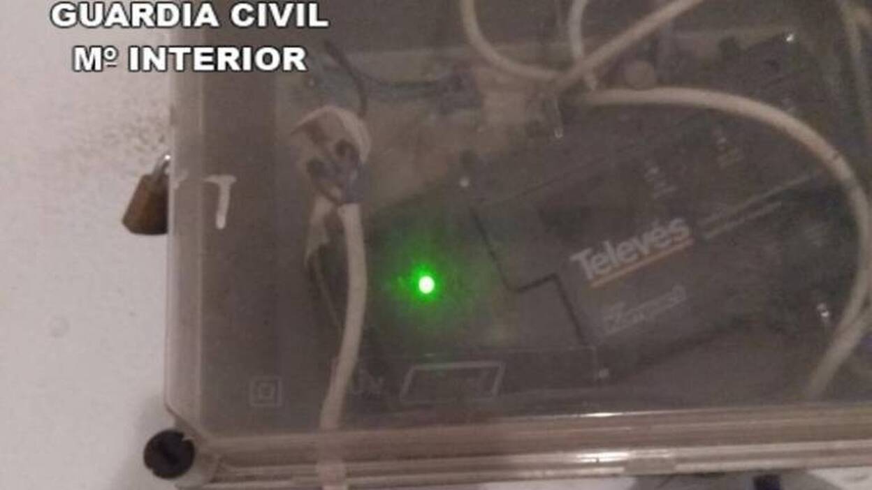 Investigado por conectar su vivienda al cuadro eléctrico de la comunidad