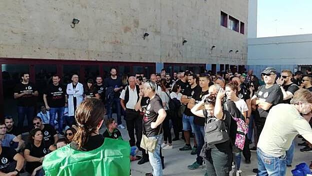 Un centenar de empleados públicos penitenciarios secundaron la concentración, en esta segunda jornada de huelga. / C7.