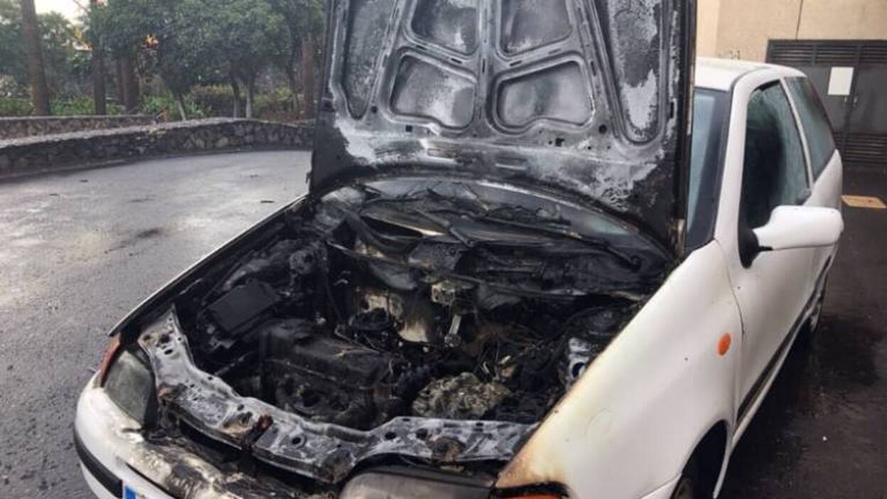 Cinco heridos tras incendiarse un coche en Fuerteventura