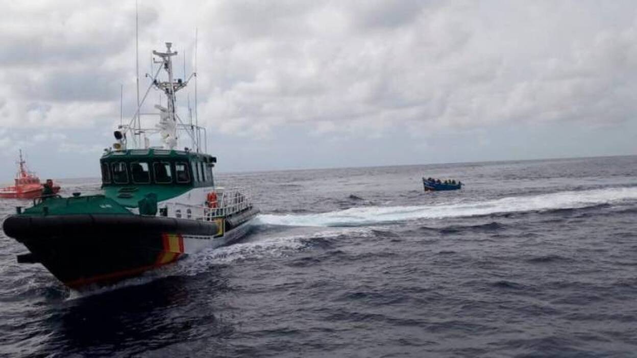 Un cayuco con 72 inmigrantes arriba a Tenerife