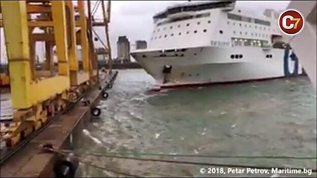 Un ferry choca contra una grúa en el Puerto de Barcelona