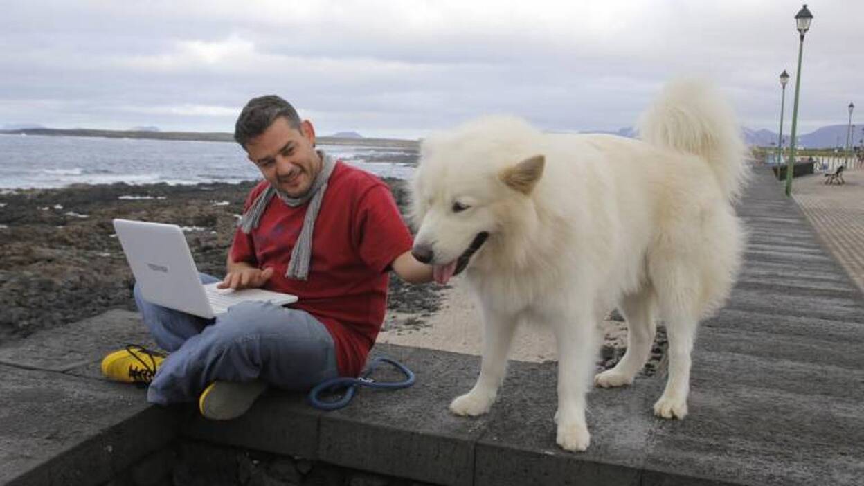 La novela ‘Pestañas fucsias’ de García Orellana, premio Benito Pérez Armas
